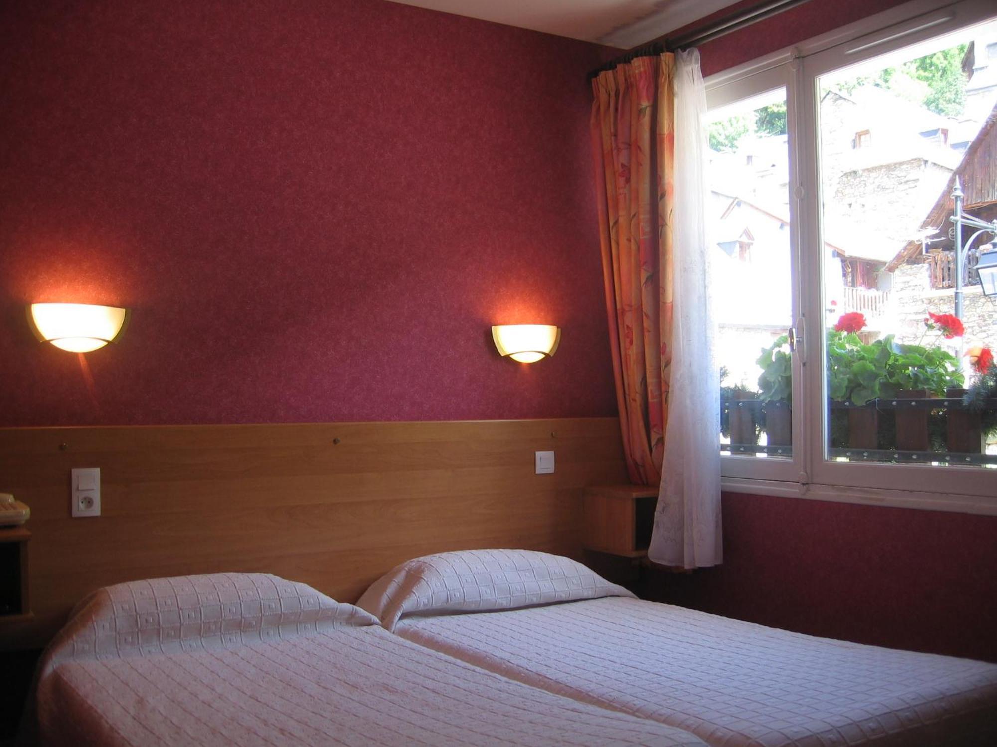 Hotel - Restaurant - Bar - Le Sapin Fleuri Bourg-dʼOueil 외부 사진