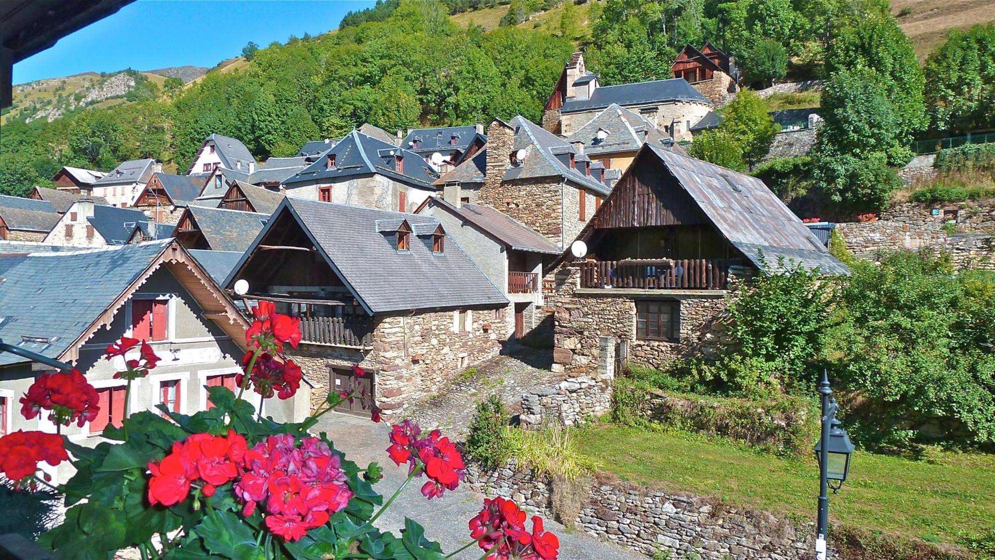Hotel - Restaurant - Bar - Le Sapin Fleuri Bourg-dʼOueil 외부 사진