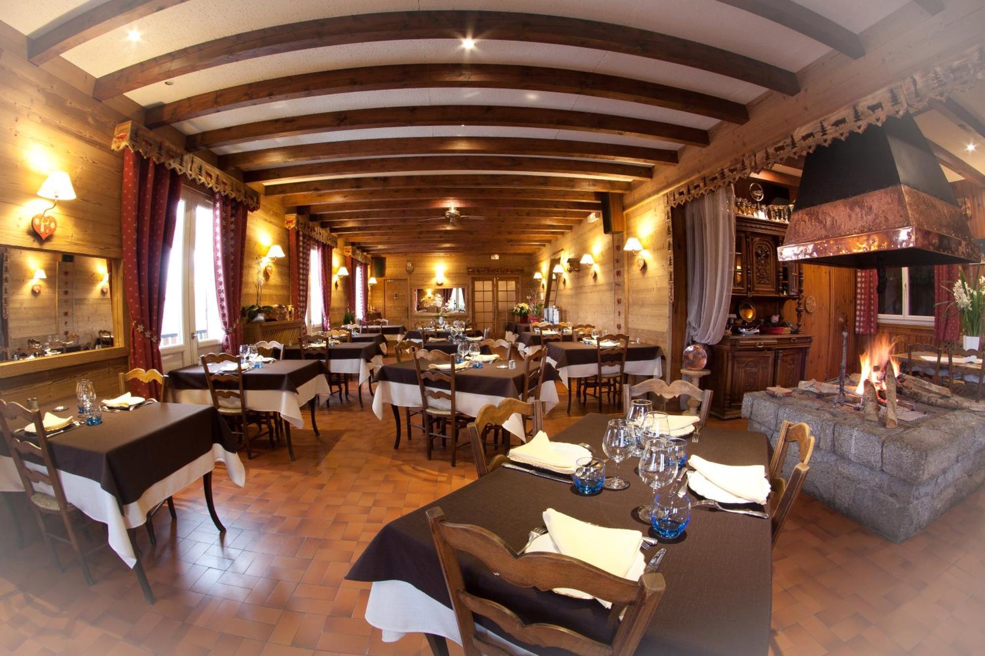 Hotel - Restaurant - Bar - Le Sapin Fleuri Bourg-dʼOueil 외부 사진
