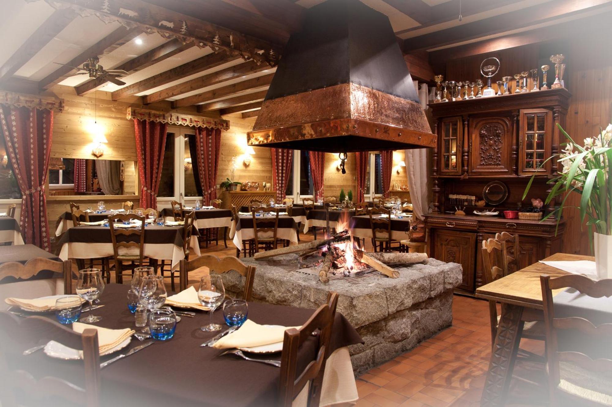 Hotel - Restaurant - Bar - Le Sapin Fleuri Bourg-dʼOueil 외부 사진