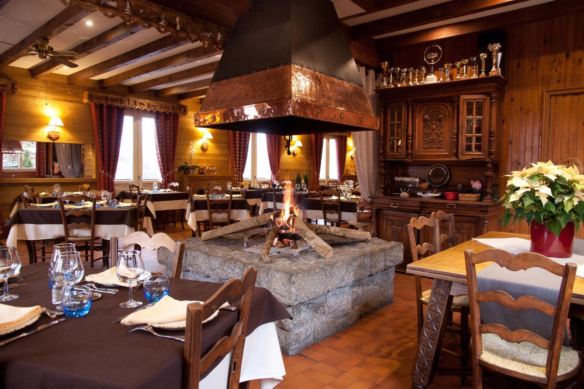 Hotel - Restaurant - Bar - Le Sapin Fleuri Bourg-dʼOueil 외부 사진