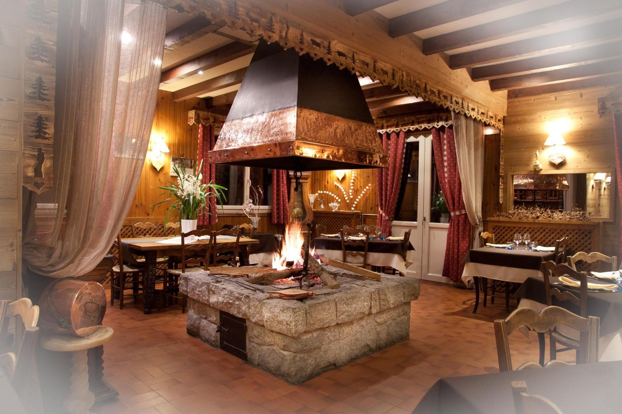 Hotel - Restaurant - Bar - Le Sapin Fleuri Bourg-dʼOueil 외부 사진
