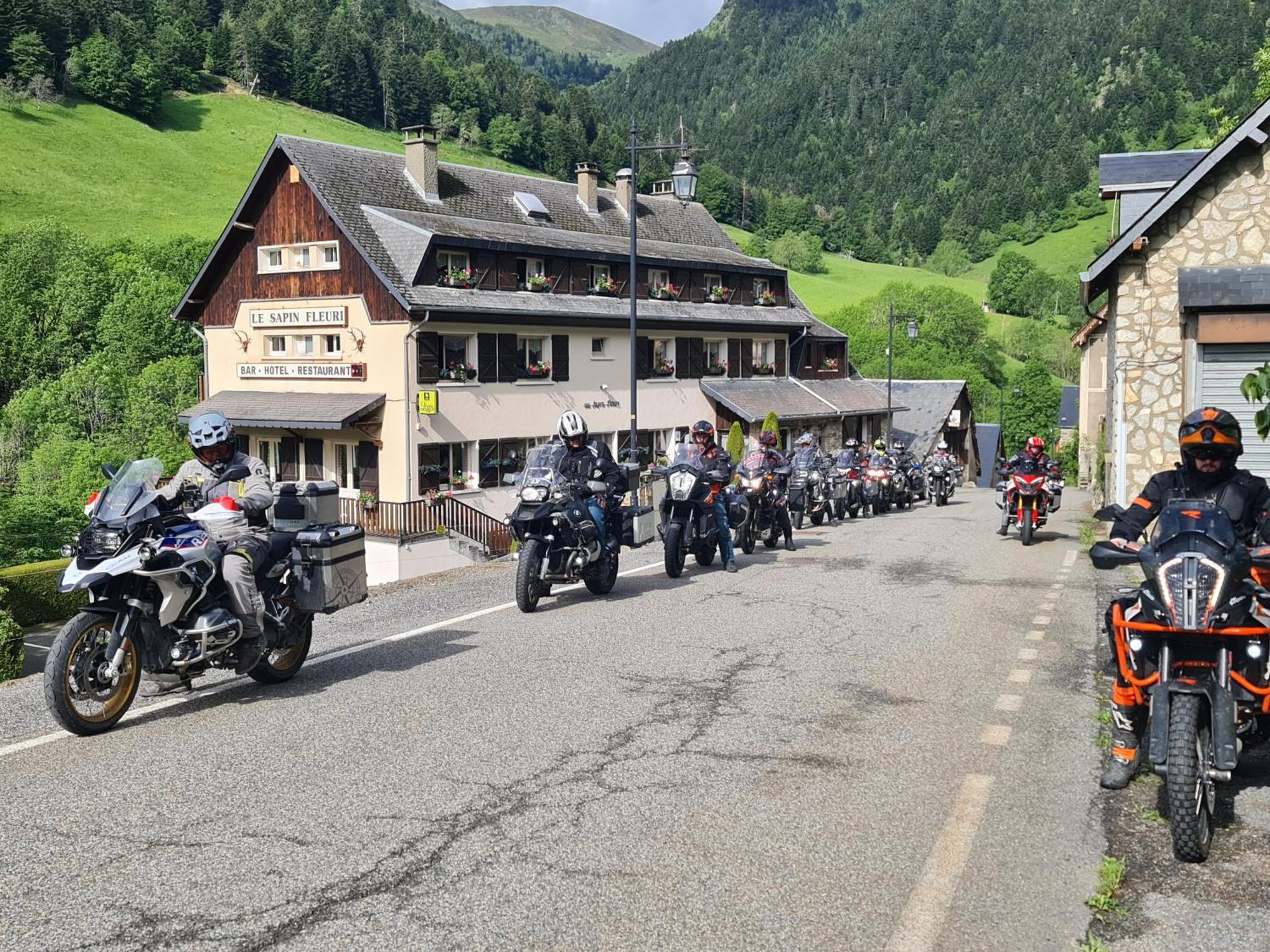 Hotel - Restaurant - Bar - Le Sapin Fleuri Bourg-dʼOueil 외부 사진