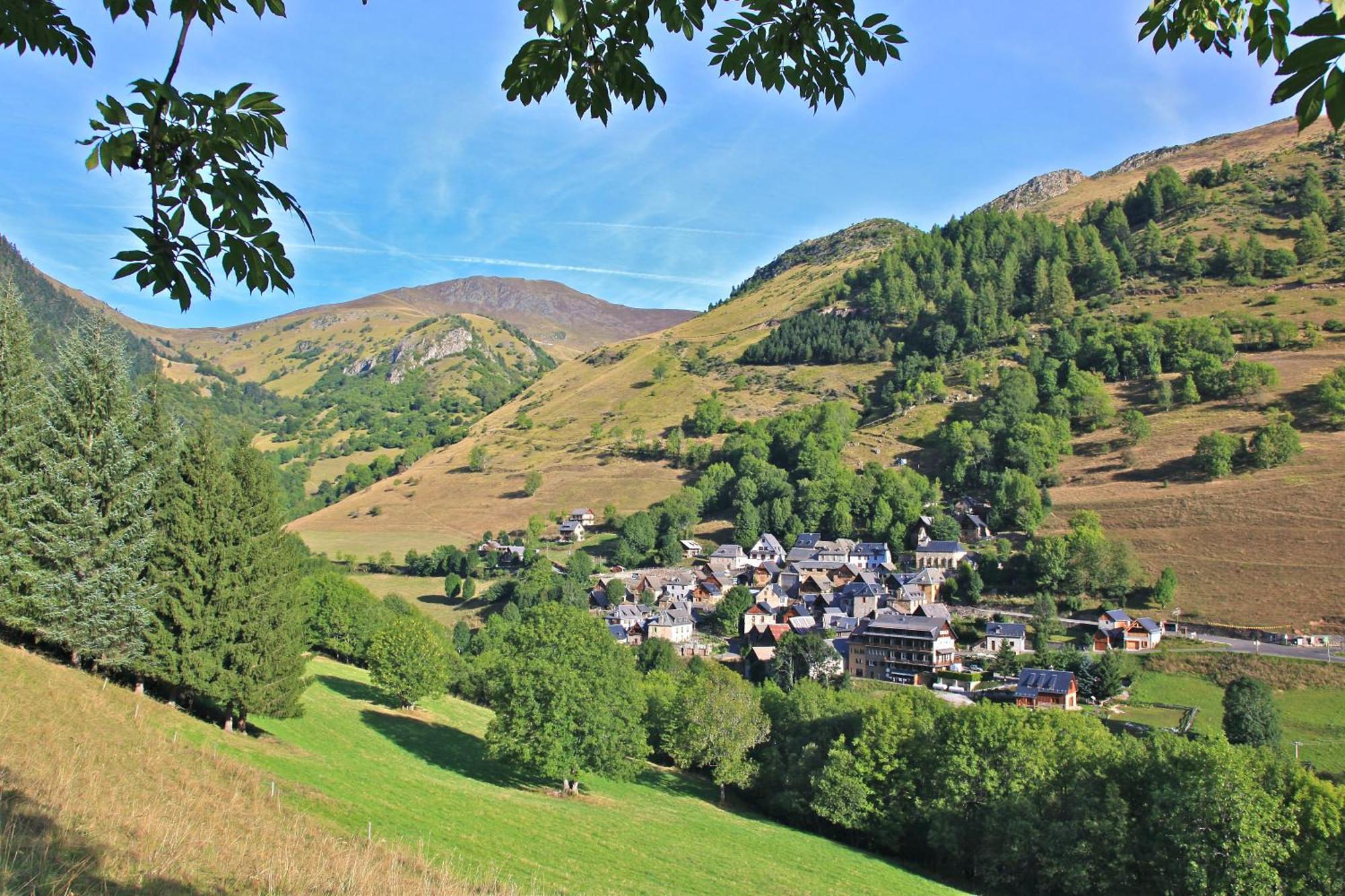 Hotel - Restaurant - Bar - Le Sapin Fleuri Bourg-dʼOueil 외부 사진