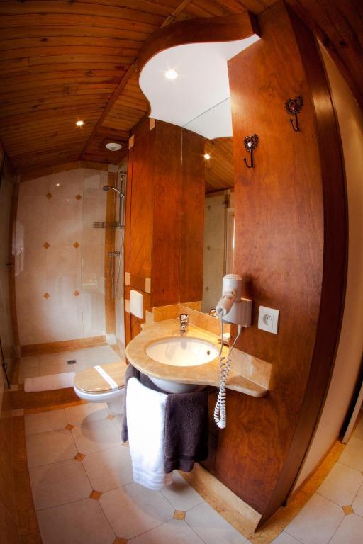 Hotel - Restaurant - Bar - Le Sapin Fleuri Bourg-dʼOueil 객실 사진